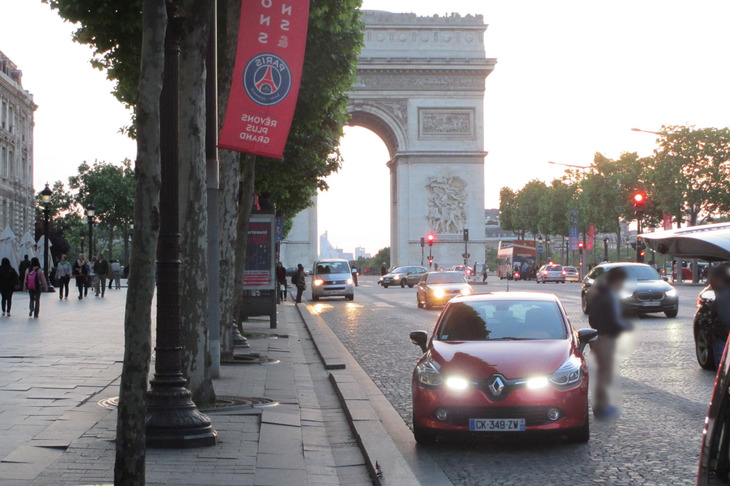 これは2013年当時のシャンゼリゼ通り。現在と比較していただければ一目瞭然で、自転車専用レーンはまだなかった。