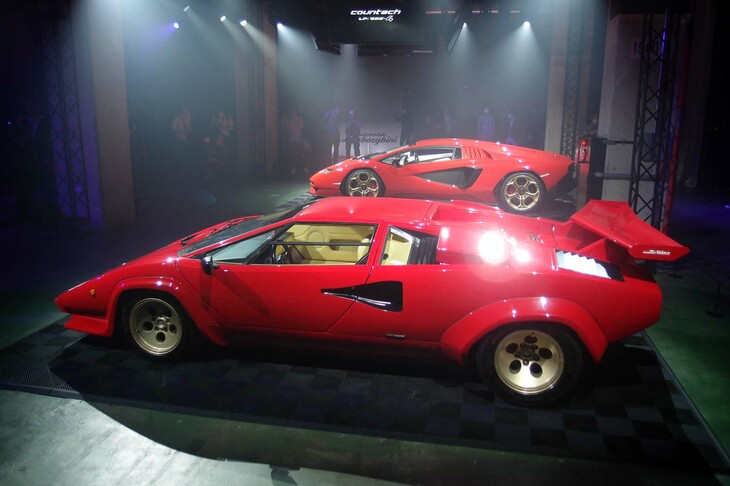 「カウンタックLPI800-4」（写真奥）と「カウンタック5000クアトロバルボーレ」（写真手前）のツーショット。