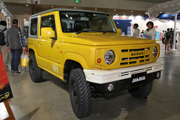 初代LJ10風の顔つきを持つダムドの「スズキ・ジムニー」。