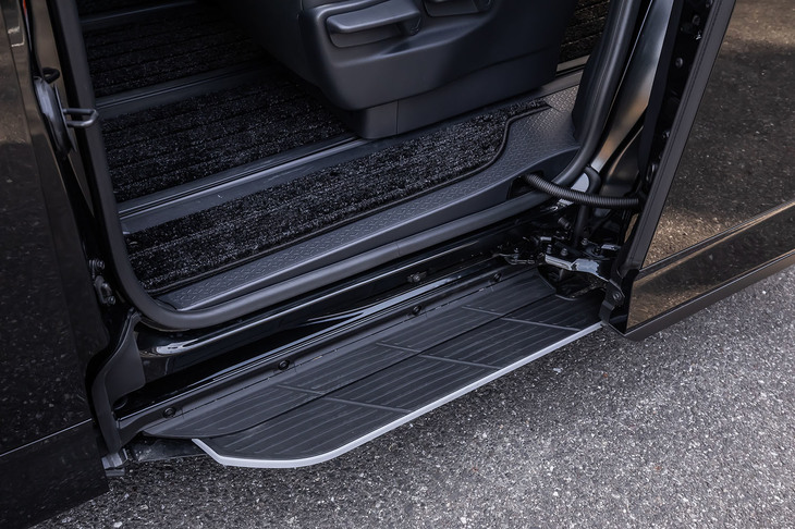 パワースライドドア装着車の助手席側に備わる「ユニバーサルステップ」。ドアの開閉に合わせ“からくり”を用いて、機械的にドア下部のステップを展開・格納する。ステップ高は、子供から高齢者までが使いやすいという200mmに設定されている。