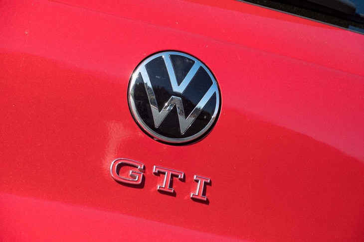 車体に「GOLF」のバッジは備わっておらず、リア中央の一番目立つ位置には「GTI」バッジが貼られている。