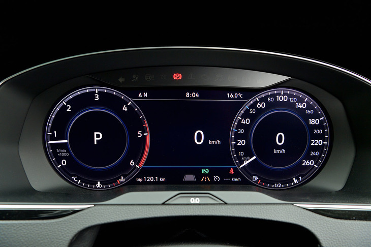 デジタルメータークラスター“Active Info Display”はオプションとして用意される。メーター内にナビの地図を表示させることもできる。
