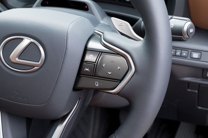 ADAS関連では、当然ながらアダプティブクルーズコントロールや車線維持支援機能などは標準で採用。オプションで、一部高速道路でのハンズオフ走行機能や、パーキングアシスト機能も選択できる。