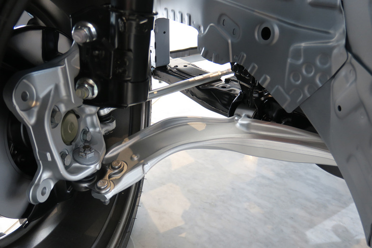 ホンダe（フロントサスペンション）