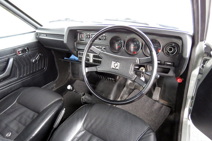 「レオーネ クーペRX」のインテリア。基本的な操作方法は現代のMT車と同じ。ステアリングの向こうの4連メーターが、スポーティーな雰囲気を漂わせる。