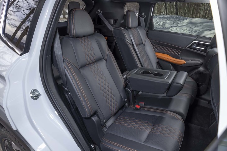2列目シートは座面がスライドするほか、背もたれを40：20：40分割で前に倒せる。「P」ではシートヒーターが標準装備。
