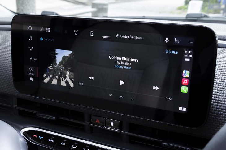 センタースクリーンは10.25インチのビッグサイズ。高精細なのも特徴で『Abbey Road』のジャケットがくっきりきれいに表示される。