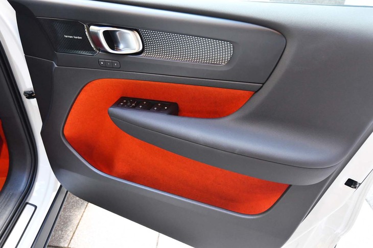 大型のペットボトルやノートパソコンがおさまるドアポケット（写真）は「XC40」のセリングポイントのひとつ。