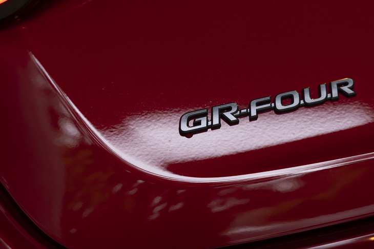 4WDシステム「GR-FOUR」の駆動力配分は、「ノーマル」では前：後ろ＝60：40、「グラベル」では同＝53：47で固定。「トラック」では前が60～30、後ろが40～70の間で連続可変する。