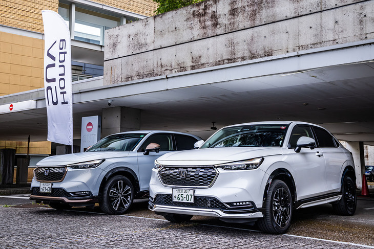 マイナーチェンジ前の「ヴェゼル」を用いて「テールゲートスポイラー」の有効性を確認する試乗を行った。左が標準仕様の「カラードテールゲートスポイラー」を採用する車両、右がホンダアクセスが“実効空力”を追求しテストを重ねたというテールゲートスポイラーを装着した車両。