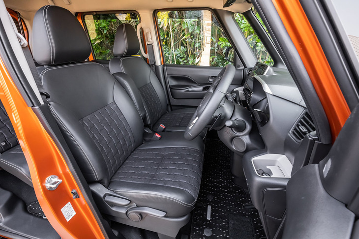 アウトドアや小さな子供がいるファミリーでの使用を想定し、通気性に優れたはっ水素材のシート表皮が採用される。座面や背もたれの中央部に立体的なエンボス加工を施し、蒸れにくさと座り心地の良さを両立させたという。