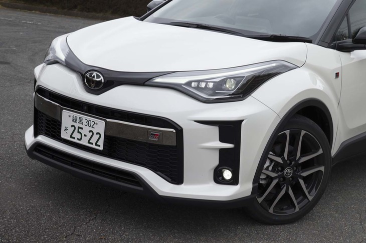 フロントまわりは“GRスポーツ”専用の大型グリルが特徴。グリル内のガーニッシュには専用エンブレムが添えられる。