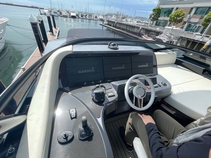 ステアリングホイールは往年のシトロエンのような一本スポークだ。