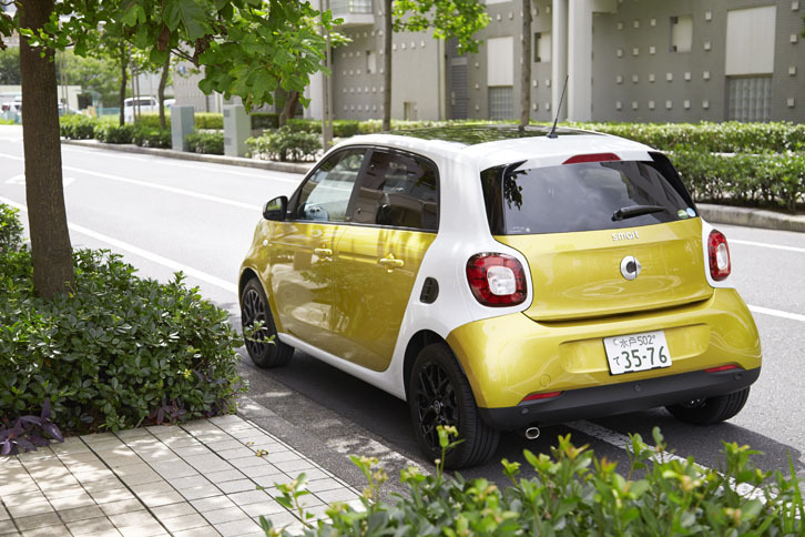 テスト車のボディーカラーは、イエローのボディーパネルとホワイトのトリディオンセーフティセルからなるツートンカラー。このほかに7種類のカラーバリエーションが用意される。