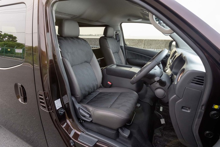 中立姿勢を維持しやすく疲れにくいという「スパイナルサポート機能付きシート」が全車標準装備になった。表皮には抗菌加工が施される。