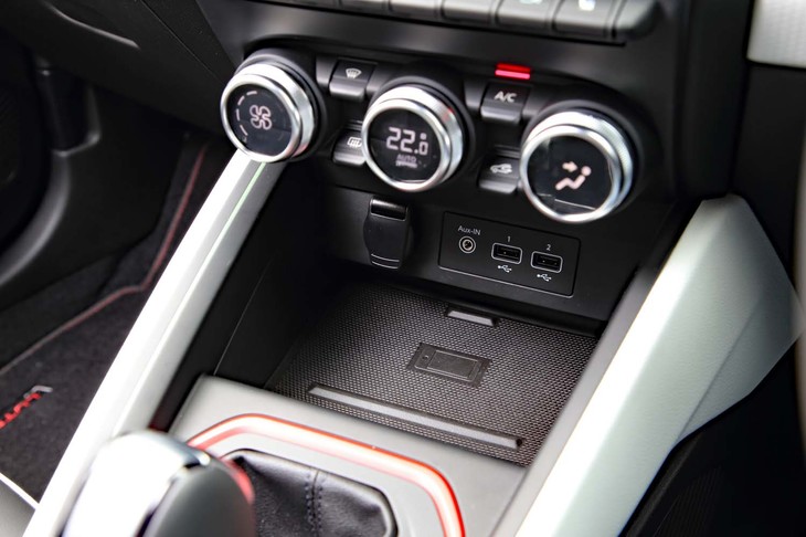 シフトセレクターの前方にはスマートフォンのワイヤレス充電エリア（「インテンス テックパック」専用）が備わっている。