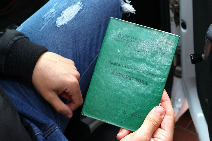 車検証は新車当時からのものが今も有効。反射で見にくいが、上部には「運輸および民間航空省」と印字されている。