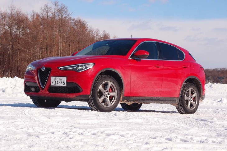 アルファの新世代プラットフォームを用いて開発された「ステルヴィオ」。先行してデビューしたセダン「ジュリア」に似たフロントデザインが与えられている。