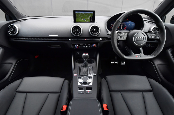 ブラック基調のインテリア。ステアリングホイールやシフトノブ、サイドシルなどに「RS」のロゴマークが添えられる。ダッシュボードに配置されるディスプレイのサイズは7インチ。