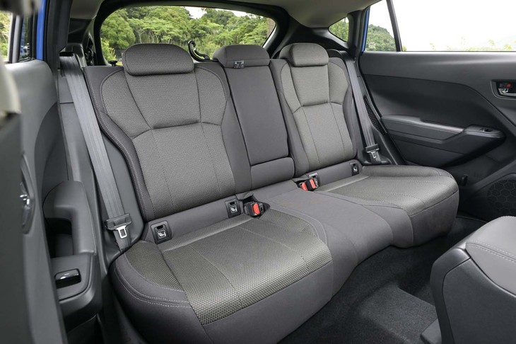 スバル・クロストレック（リアシート）