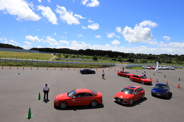 次はステアリングワーク。シートに座ってハンドルの持ち替え方やタイヤの動きなどを確認してから実践スタート。