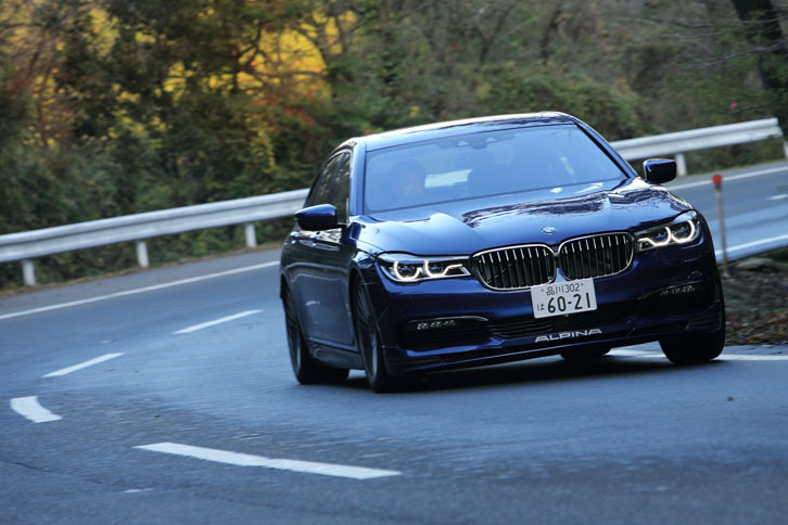 箱根のレフトハンダーを行く「B7ビターボ リムジン ロング」。