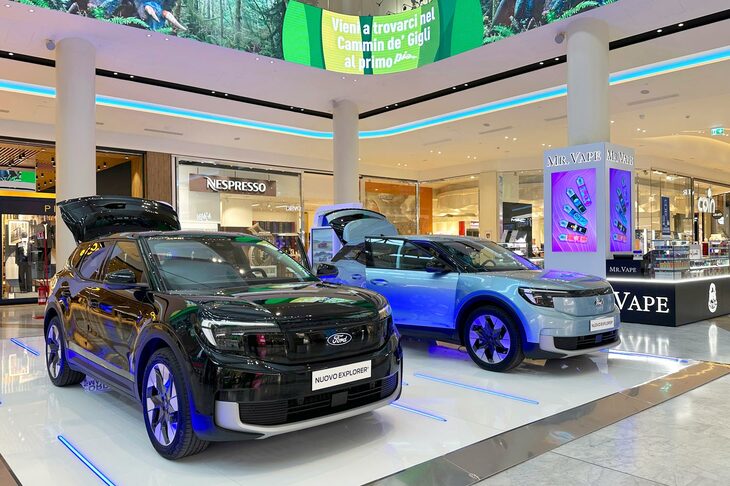 2024年10月の「エクスプローラー」発売直後、フィレンツェ郊外カンピ・ビゼンツィオのショッピングモール内に展示されていた車両。