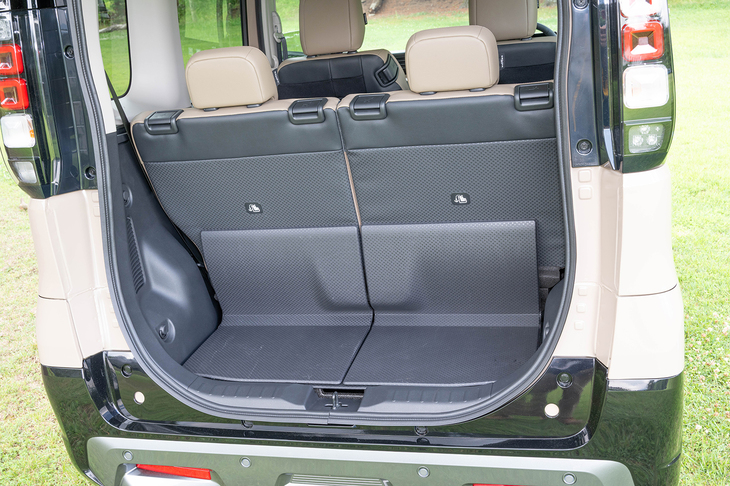 後席を一番後ろに固定した場合の荷室。樹脂製のラゲッジボードとPVC製のシートバックでアウトドアアクティビティーも万全だ。