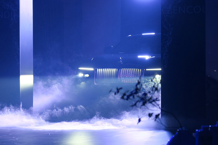 来場者の前に姿を現す「ロールス・ロイス・スペクター プロフェシー」。