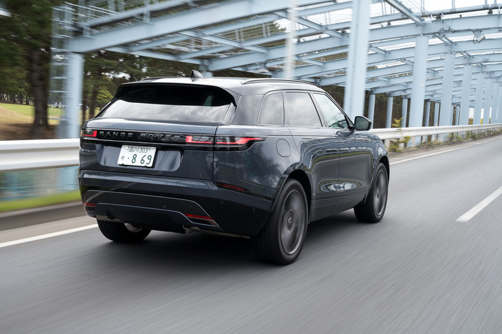 足まわりはフロントがダブルウイッシュボーンでリアがマルチリンク。ガソリン車とディーゼル車ではエアサスも選べるが、「P400e」はコイルサスのみの設定となっている。