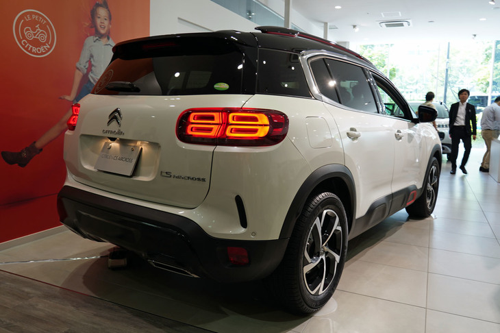 「シトロエンC5エアクロスSUV」のリアビュー。