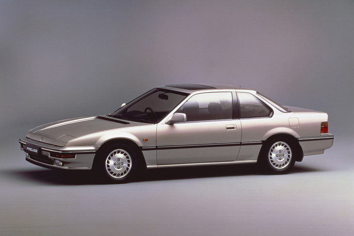 古参の読者さまの青春時代に、強烈な印象を残したであろう3代目「プレリュード」。FF車とは思えないボンネットの低さ、薄さにご注目。