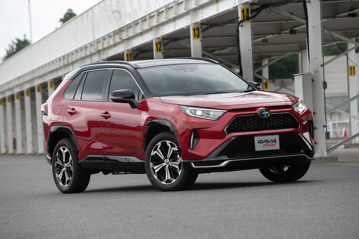 新型「ハリアー」と「GA-Kプラットフォーム」を共有する「RAV4」（写真は「RAV4 PHV」）。GA-KプラットフォームをベースとするSUVは、すべて同じチームが動的質感の開発を行っている。