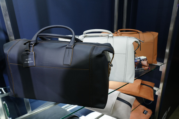 マツダブースのアパレル。