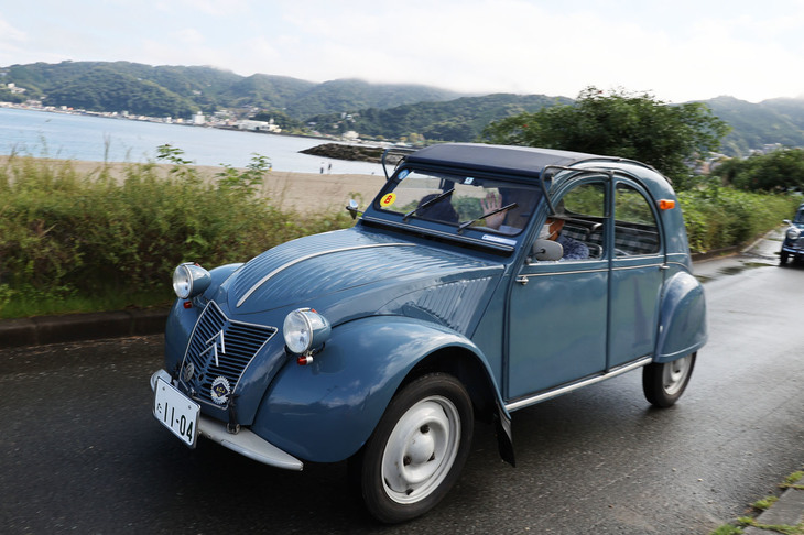 ここからは再び「Team Blue Blood」のエントリー車両。青い空、青い海、そして青いクルマ。意図していた組み合わせが、イベントの最後にどうにか実現したというわけだ。これはマスクの意匠から1954～1960年と思われる「シトロエン2CV」。