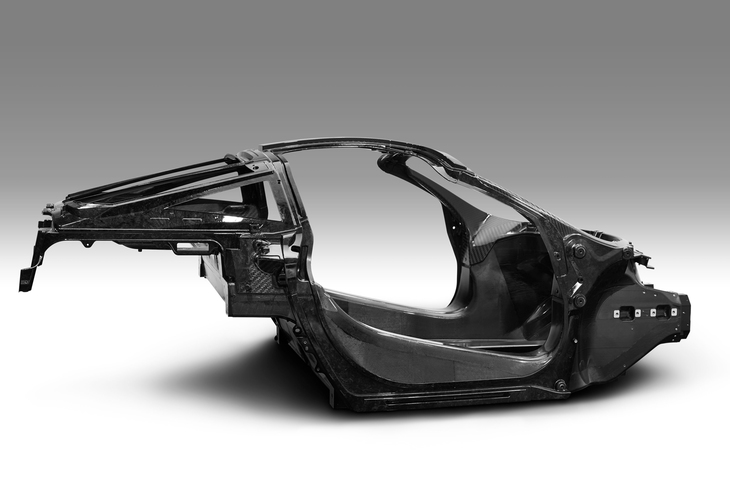 今日ではアルミ以外の素材の研究開発も進んでいる。特に注目を集めているのが、より軽量・強靭な炭素繊維強化プラスチック（CFRP）だ。ただ、高価なことからボディーやフレームへの大々的な利用は、一部のスーパーカーに限られている。