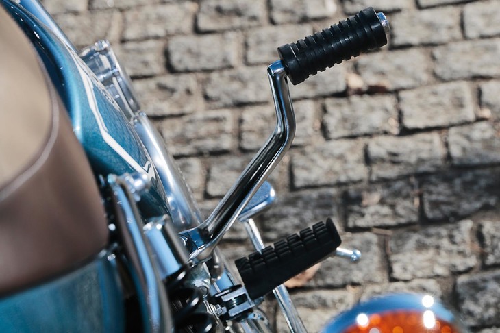 「SR400」には、ライダーが自らの足を使って始動（キックスタート）させるためのペダルが備わる。逆に、エレクトリックスターターは利用不可となっている。