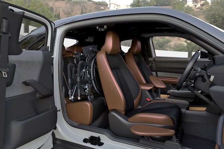 観音開きのドアが特徴の「マツダMX-30」。Bピラーを持たないため、他モデルに比べて車いすの積み込みは容易になっている。