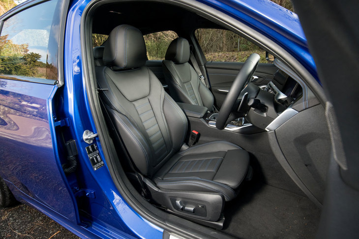 「Mスポーツ」に装備されるスポーツシート。表皮はアルカンターラとセンサテック（合皮）の組み合わせが標準で、オプションで表皮やステッチの色が異なる3種類のヴァーネスカ・レザーも用意されている。