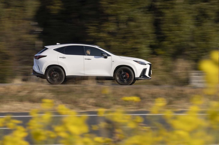 シャシーも“Fスポーツ”専用のセッティング。ボディーのしなりや微振動を吸収する「パフォーマンスダンパー」（前後）に加えて、減衰力可変式サスペンション（2段階）も装備する。