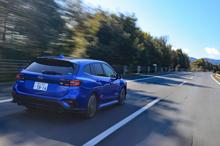 「EX」系のグレードには、運転支援システム「アイサイト」の中でも、より機能の充実した「アイサイトX」を装備。本文で紹介される機能に加え、ドライバーの異常を検知すると自動で減速・停止するデッドマン対応機能も備わっている。