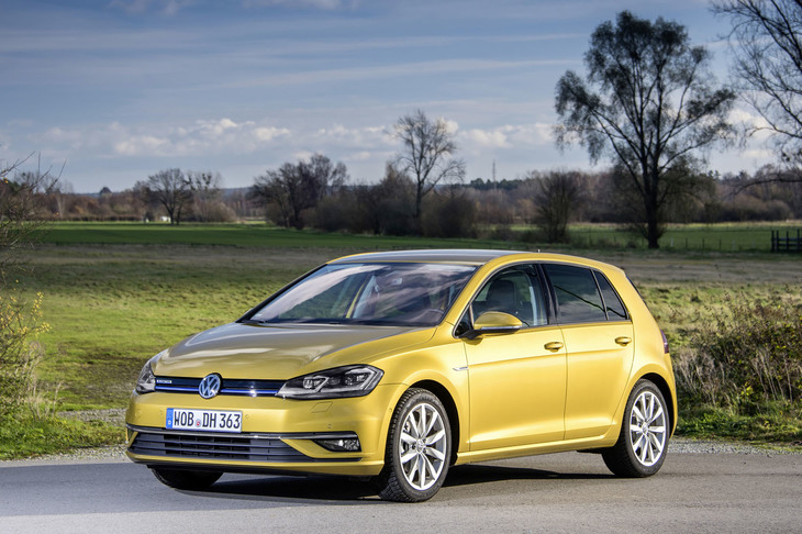 本国ドイツではすでに販売されている「ゴルフ1.5 TSI ACTブルーモーション」。欧州複合モードの燃費値は5.0リッター／100km（20km/リッター）。コースティング中の電力をまかなうためのコンパクトなリチウムイオンバッテリーが搭載されている。