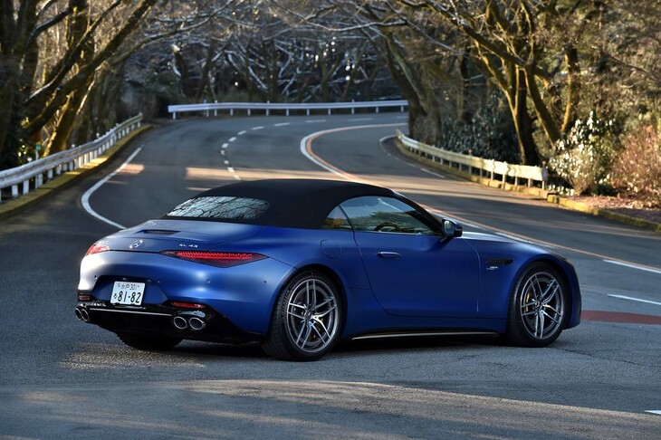 【メルセデスAMG SL43のスペック】
	ボディーサイズ：全長×全幅×全高＝4700×1915×1370mm／ホイールベース：2700mm／車重：1780kg／駆動方式：FR／エンジン：2リッター直4 DOHC 16バルブ ターボ／モーター：交流同期電動機／トランスミッション：9段AT／エンジン最高出力：381PS（280kW）/6750rpm／エンジン最大トルク：480N・m（48.9kgf・m）/3250-5000rpm／モーター最高出力：13.6PS（10kW）／モーター最大トルク：58N・m（5.9kgf・m）／タイヤ：（前）265/40ZR20 104Y XL／（後）295/35ZR20 105Y XL（ミシュラン・パイロットスポーツ4 S）／燃費：10.8km/リッター（WLTPモード）／価格：1648万円
	
	【取材時の燃費データ】
	テスト距離：197.0km（市街地2：高速道路6：山岳路2）／使用燃料：26.0リッター（ハイオクガソリン）／参考燃費：7.6km/リッター（満タン法）／8.0km/リッター（車載燃費計計測値）