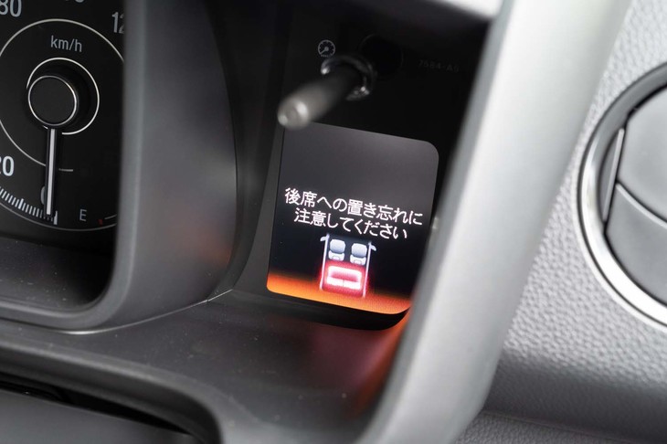 荷物や人の降ろし忘れを防ぐリアシートリマインダー機能も新しい。後席に圧力センサーがあるわけではなく、リアドアの開閉記録を参照してアラートを出している。