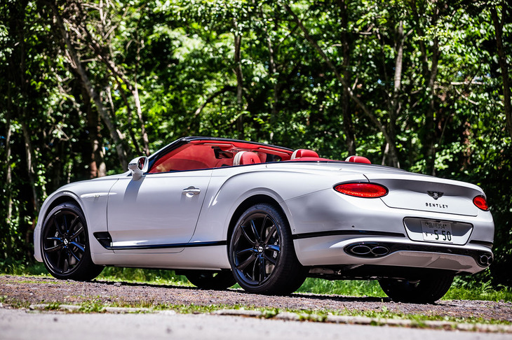 電動ソフトトップを開けた「コンチネンタルGT V8コンバーチブル」。ボディーサイズは全長×全幅×全高＝4880×1965×1400mm、ホイールベース＝2850mm、車重は2370kgと発表されている。