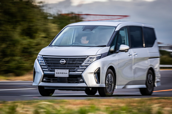 「セレナe-POWERルキシオン プロトタイプ」の走行シーン。