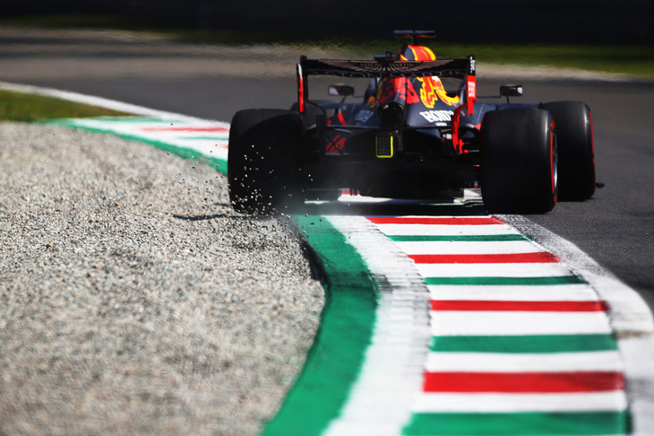 モンツァでの週末、レッドブル勢はローダウンフォースのセッティングで折り合いがつかず苦戦を強いられた。マックス・フェルスタッペン（写真）は初日にスピン、クラッシュを演じるなどバタつき、予選でも5位がやっと。レースでも上位に顔を出せず、31周目にパワーユニットの異常でピットに入りリタイアした。アレクサンダー・アルボンは、予選9位からスタートでガスリーと接触し大きく後退、他車の邪魔をしたことで5秒のペナルティーを受け、結果15位完走。（Photo=Getty Images / Red Bull Content Pool）