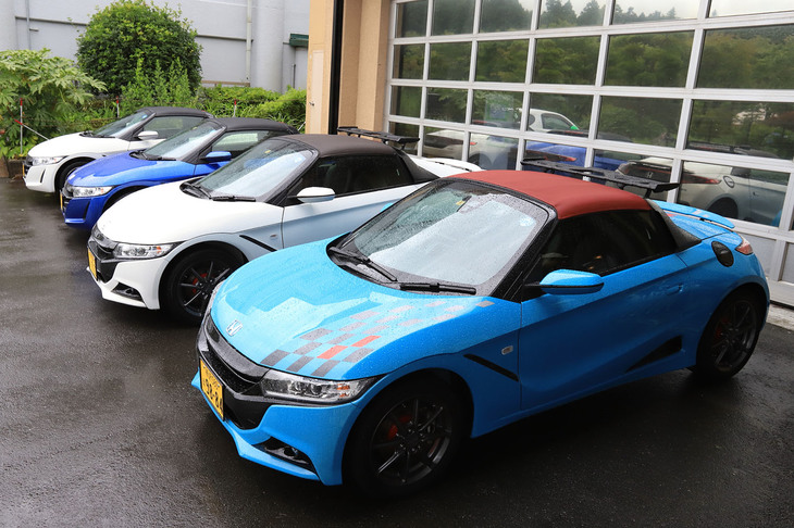 試乗会場にはノーマルの「S660」なども並べられていた。写真手前、ホンダアクセスのチューニングパーツが後付けされた車両には、新たにオプション設定されたルーフキャリアが装着されていた。耐荷重は10kg。