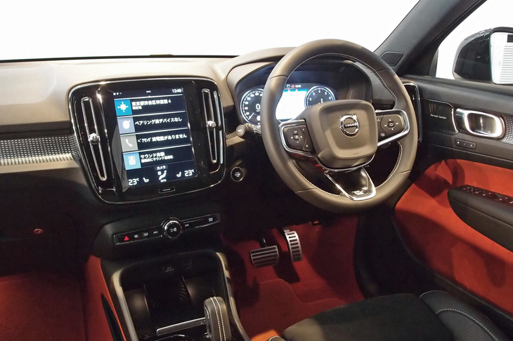「ボルボXC40」のコックピット周辺部。日本仕様車はすべて右ハンドルとなる。