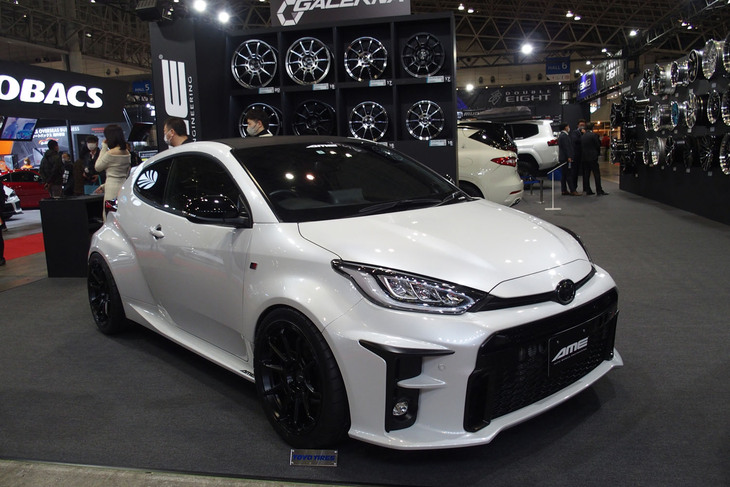 AMEブランドの新製品「GALERNA REFINO」の18インチホイールが装着された「GRヤリス」。